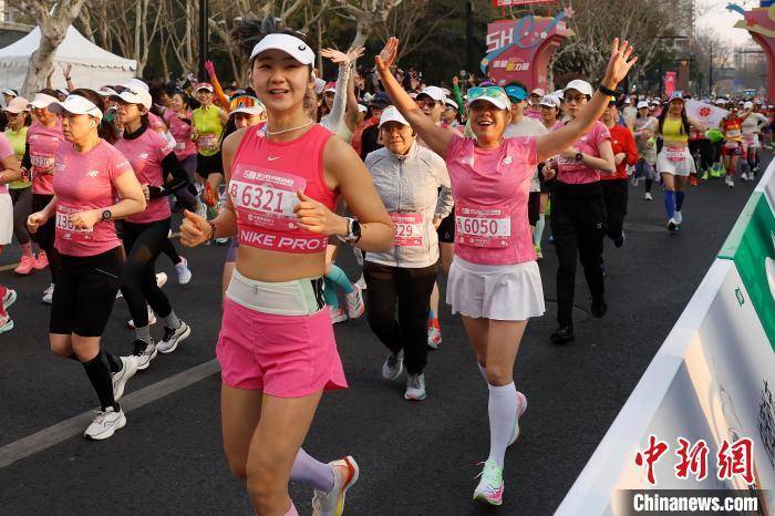 2025上海女威斯尼斯网址子半程马拉松赛开跑(图8)